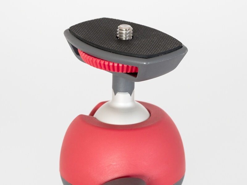 カメラ取り付け部は、赤い円板状のパーツを回してネジ込むタイプ