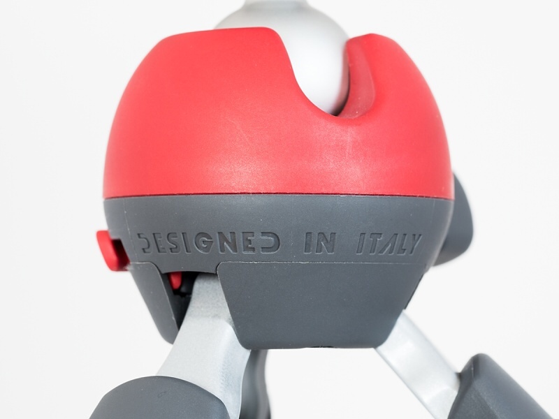 お国自慢は万国共通なのか、大きく「DISIGNED IN ITALY」の文字。ひっくり返すと底面には「MADE IN CHINA」とある