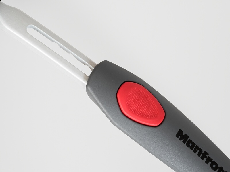 脚の表面の赤い部分がボタンになっていて、ここを押しながら伸縮させる。伸ばすときは引っ張るだけでもいけるが、ボタンを押したほうがスムーズに操作できる