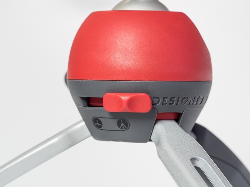 開脚角度を変えるレバー。これは通常の開脚角度の状態