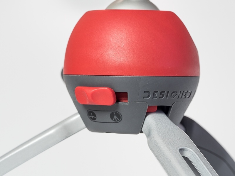 レバーを向かって左方向に動かすと、脚の根もとのパーツがスライドして……