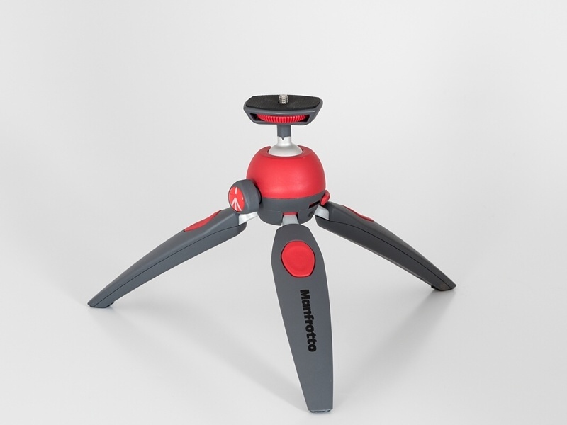 通常開脚状態。これで設置面から雲台面までの高さは157mm（実測値）