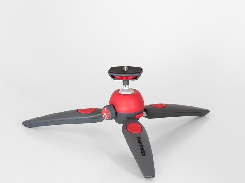 ローアングル開脚状態。高さは104mmとなる。各脚を同じ長さに伸ばした場合、1段目で108mm、2段目で112mm、3段目で115mm、4段目で119mm、5段目で122mmに上げられる