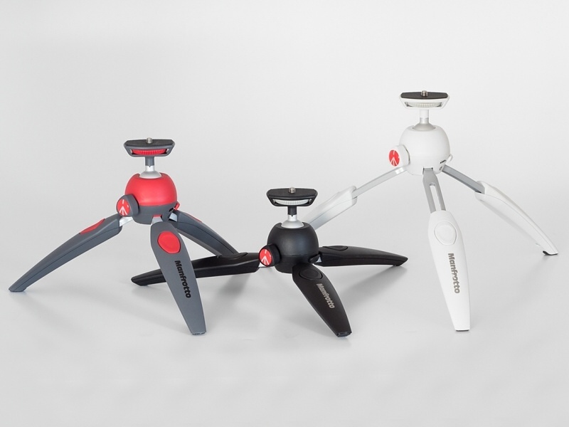 カラーバリエーションは3色。左からレッド（レッド/グレー）、ブラック、ホワイト