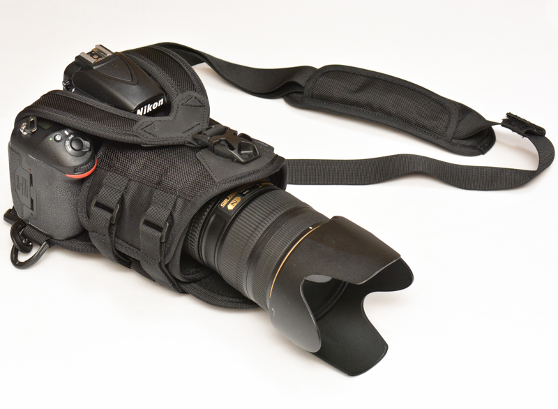 D810+AF-S NIKKOR 70-200mm f/2.8G ED VR IIを収納したところ。ショルダーベルトはクッション性に富んだパッドが付属
