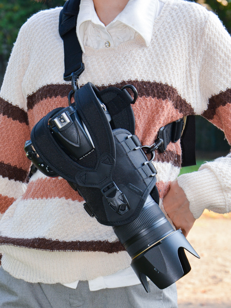 胸下に止めるチェストバックスタイルは最も身体とのフィット感が高く、山登りなどでも揺れにくいのが特徴