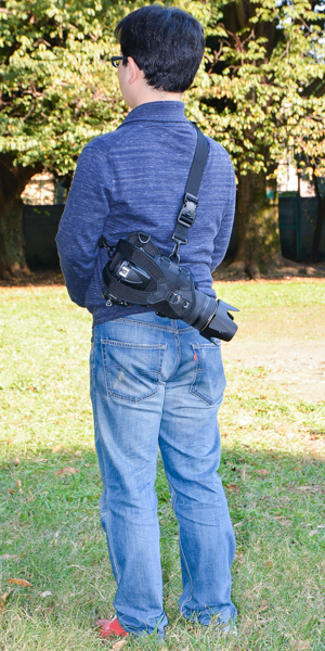 ストラップを短めにし、メッセンジャーバッグのように背負うこのスタイルはやや取り出しに手間取るものの、前かがみの姿勢になるサイクリングなどで使いやすい