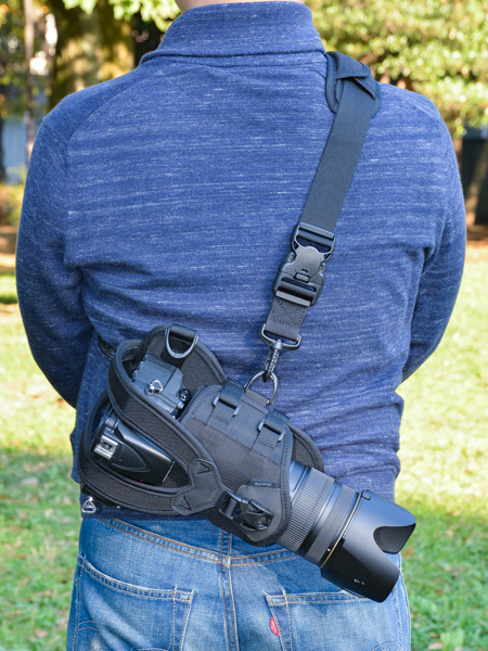 ストラップを短めにし、メッセンジャーバッグのように背負うこのスタイルはやや取り出しに手間取るものの、前かがみの姿勢になるサイクリングなどで使いやすい