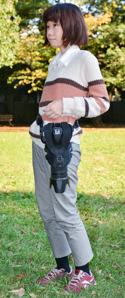 腰で重量を支えるため疲れにくく手ブラで歩く感覚が感じられ、散歩中のスナップ撮影などホルスタータイプの良さを満喫できるスタイル