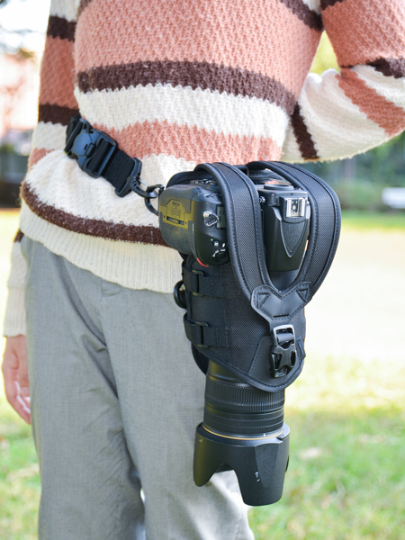 腰で重量を支えるため疲れにくく手ブラで歩く感覚が感じられ、散歩中のスナップ撮影などホルスタータイプの良さを満喫できるスタイル