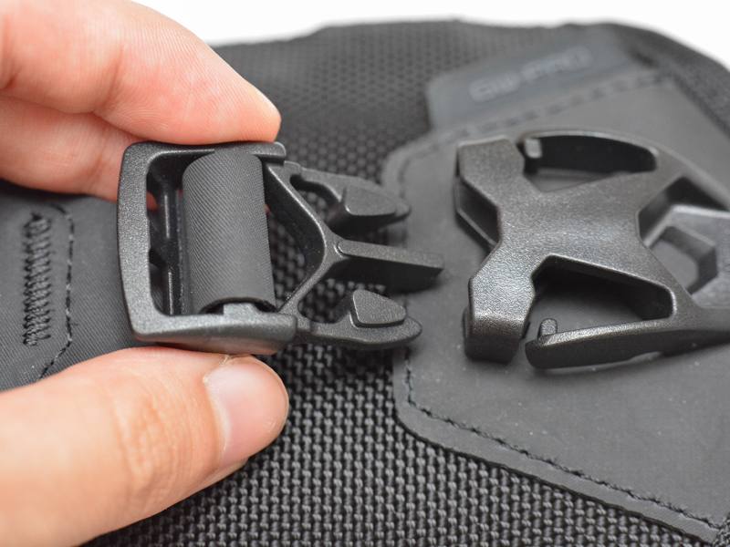 新しくなったメインバックルは、ITW-NEXUS製アウタープッシュ式を採用。従来はバックルを押しながら引き抜くという感覚だったのが、両サイドをギュッと押すとパチンとバックルが飛び出し簡単に外せるようになった