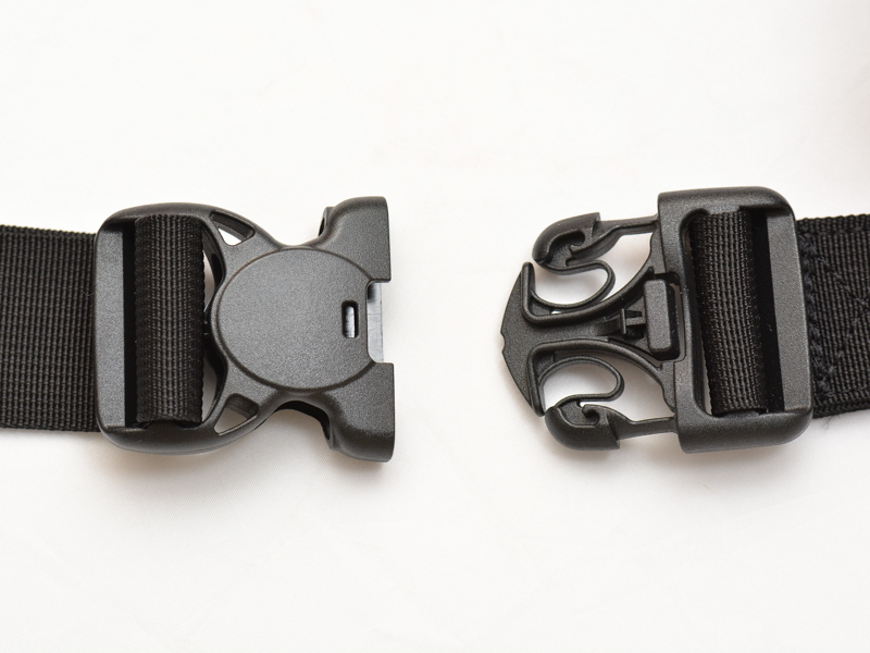 ショルダーベルトのバックルは、DURAFLEX社製特殊ダブルロックバックルを採用。サイドを押しながら中央のボタンを押すことで解除されるため必ず両手で外すようになっており、不意の誤操作によるカメラの落下を防止
