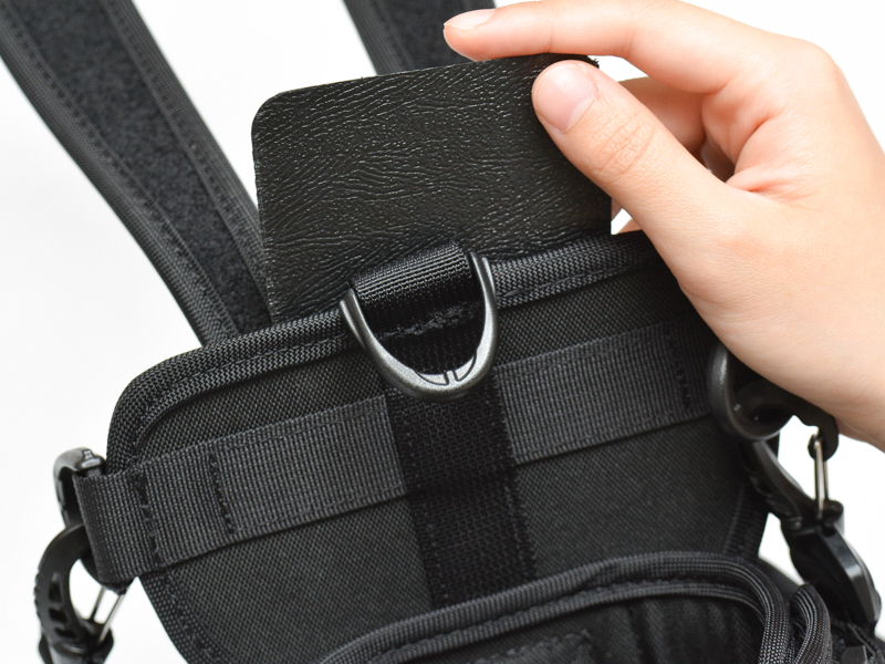 トップパッドは長さを調節してカメラがホルスター内で揺れるのを抑えることができる。長さはそのままでは調節しづらいため、トップパッドとカメラホルスター本体とを結合しているベルクロ部分に付属の樹脂ボードを差し込み、ベルクロの固定を剥がすことで調整できる