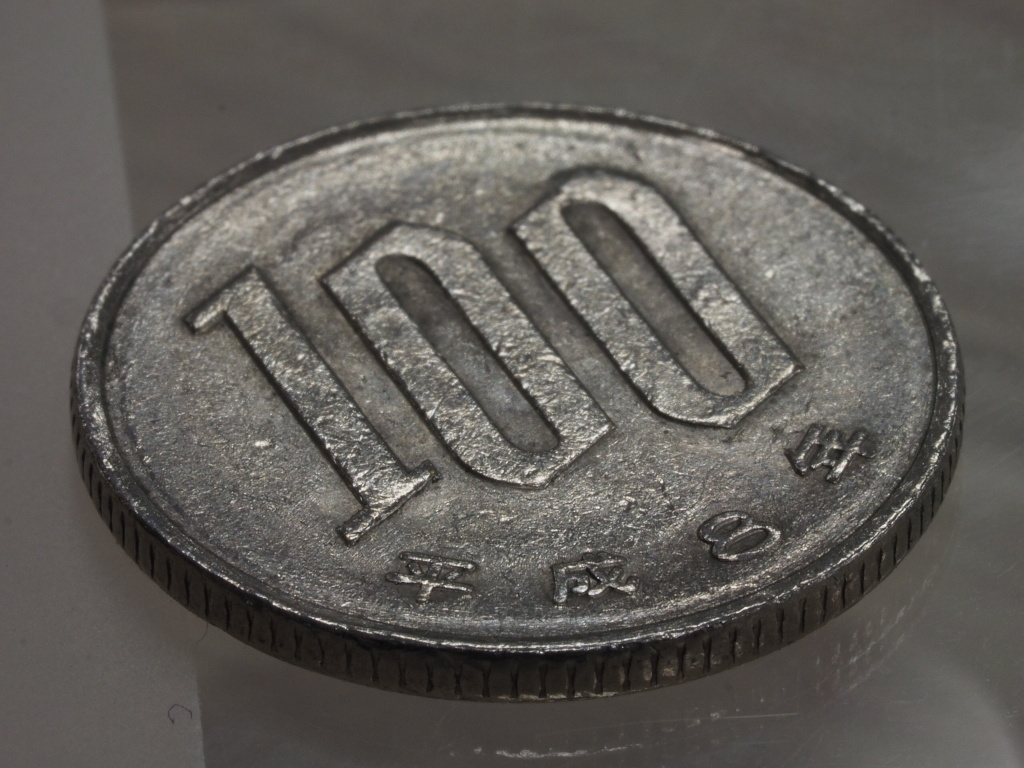 深度合成の結果。上の8枚と、合成したこの1枚が記録される。60mmマクロでコインを画面いっぱいに写すと、F22まで絞っても被写界深度内に全体が収まらなかったが、深度合成を使って手前から奥までシャープに写せた。