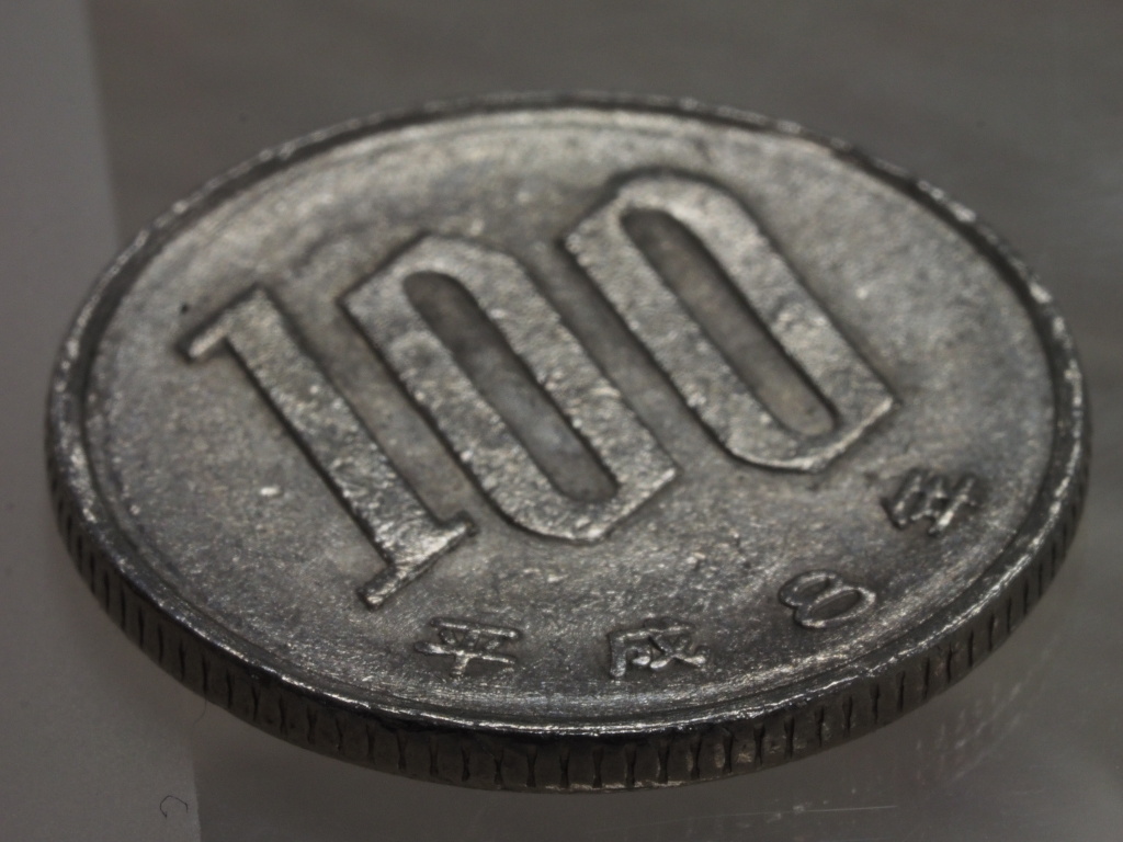 深度合成の結果。上の8枚と、合成したこの1枚が記録される。60mmマクロでコインを画面いっぱいに写すと、F22まで絞っても被写界深度内に全体が収まらなかったが、深度合成を使って手前から奥までシャープに写せた。