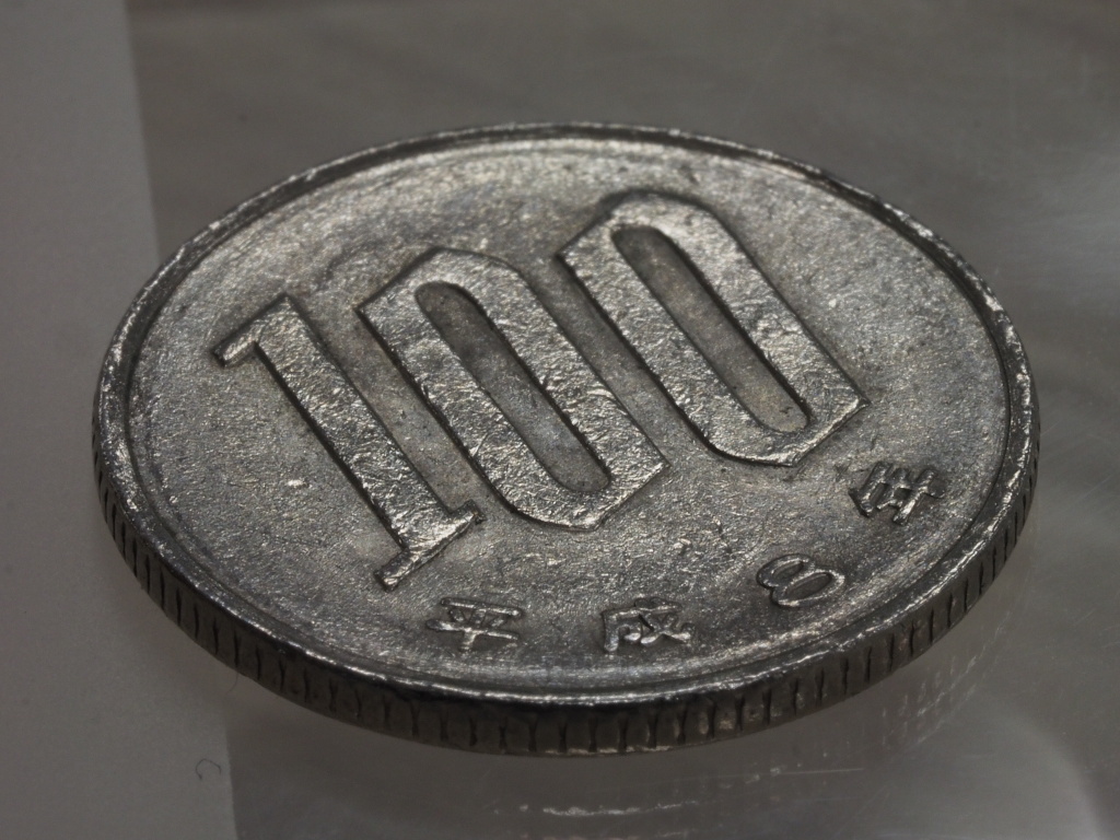 深度合成の結果。上の8枚と、合成したこの1枚が記録される。60mmマクロでコインを画面いっぱいに写すと、F22まで絞っても被写界深度内に全体が収まらなかったが、深度合成を使って手前から奥までシャープに写せた。