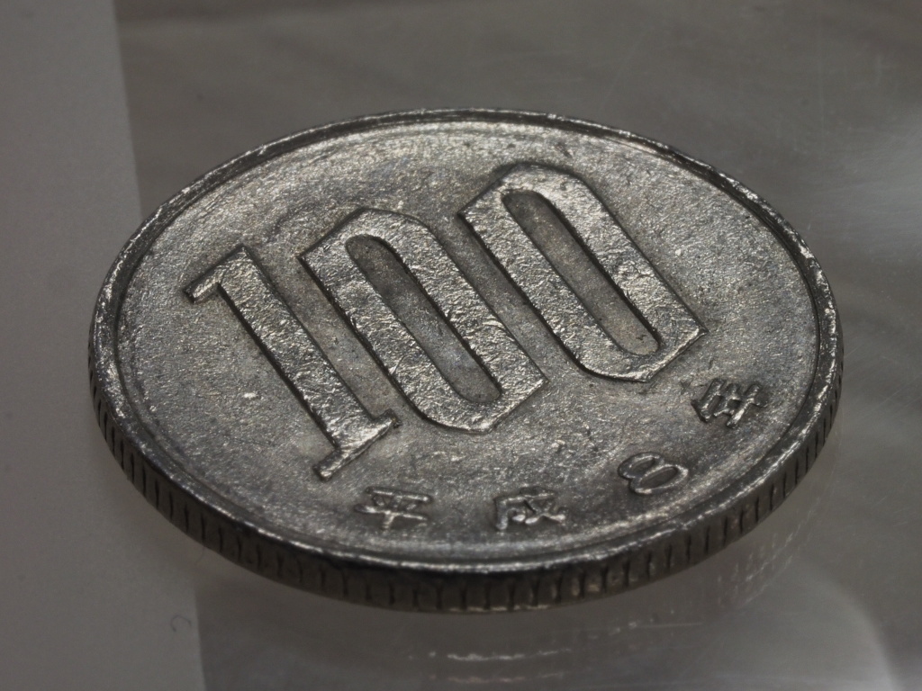 深度合成の結果。上の8枚と、合成したこの1枚が記録される。60mmマクロでコインを画面いっぱいに写すと、F22まで絞っても被写界深度内に全体が収まらなかったが、深度合成を使って手前から奥までシャープに写せた。