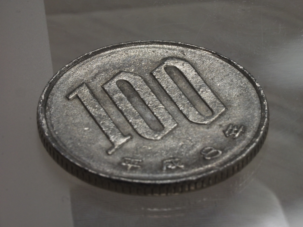 深度合成の結果。上の8枚と、合成したこの1枚が記録される。60mmマクロでコインを画面いっぱいに写すと、F22まで絞っても被写界深度内に全体が収まらなかったが、深度合成を使って手前から奥までシャープに写せた。