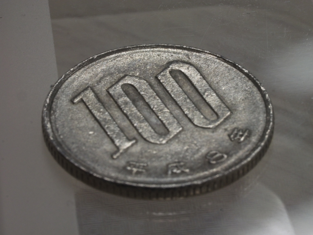 深度合成の結果。上の8枚と、合成したこの1枚が記録される。60mmマクロでコインを画面いっぱいに写すと、F22まで絞っても被写界深度内に全体が収まらなかったが、深度合成を使って手前から奥までシャープに写せた。