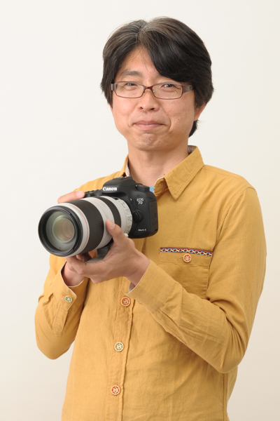 1968年山形県天童市生まれ。東京工芸大学短期大学部卒業。安達洋次郎・真島満秀氏の助手を経て1993年よりフリーランス。1994年よりアジア各国の鉄道を訪ねる旅に出かける。インドシナ半島から東アジアまでの8カ国を特急や急行をなるべく使わずに鈍行列車で乗り巡る。2003年「Asian train love」で富士フォトサロン新人賞を受賞。