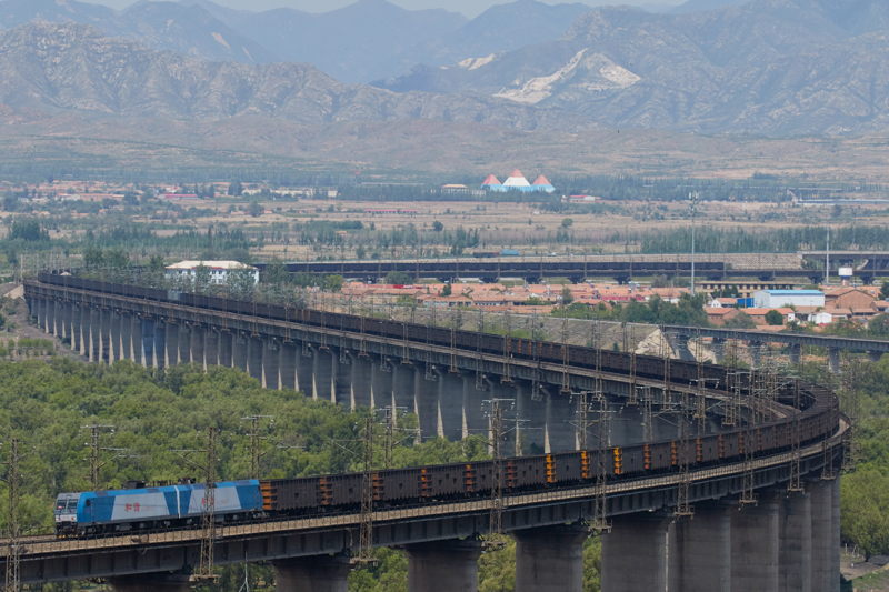 ワイド側の100mmに引いて、210両の全編成がSカーブに収まるアングルで撮影した。レンズのヌケが良く、雄大な風景を走る列車を詳細を記録してくれた。<br>キヤノン EOS 7D Mark II / EF100-400mm F4.5-5.6L IS II USM /100mm（160mm相当） / マニュアル露出（F7.1、1/2,000秒） / ISO400