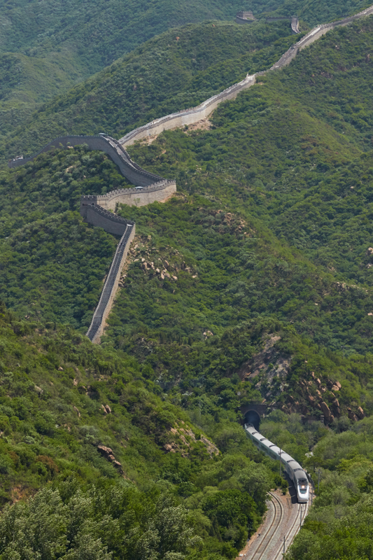 列車と万里の長城の構図のバランスを見て、ズーミングしながら連続撮影した。撮影場所は急斜面のため三脚を使用することが難しかったが、レンズの重量バランスが良いために、手持ちで楽に撮影できた。<br>キヤノン EOS 7D Mark II / EF100-400mm F4.5-5.6L IS II USM /100mm（160mm相当） / マニュアル露出（F8、1/1,600秒） / ISO400