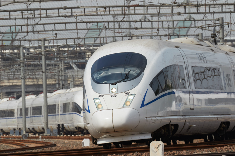 AFはカメラ任せでも、フレーミングは任せることはできない。列車の先頭部分を気にするあまり、車体右がフレームアウトしている。