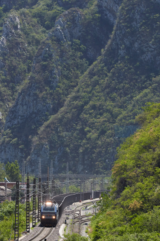 新緑萌える岩壁を背景にしたシチュエーション。光線状態は、ほぼ逆光でもクリアーに再現してくれる。また、ヘッドライトの強い光源でハレーションが発生することもなかった。<br>キヤノン EOS 7D Mark II / EF100-400mm F4.5-5.6L IS II USM /200mm（320mm相当） / マニュアル露出（F8、1/1,000秒） / ISO400