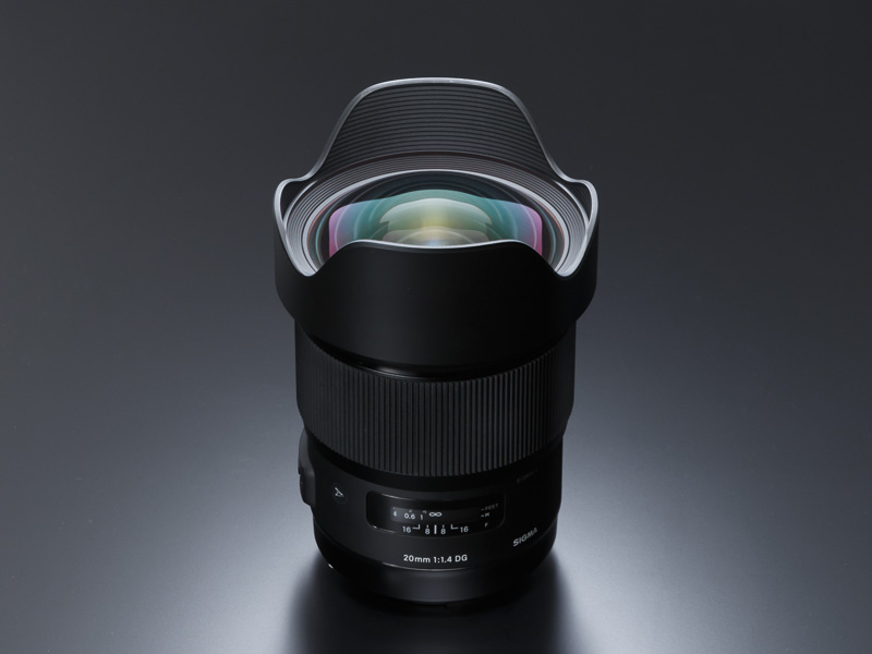 上側には距離目盛りと被写界深度目盛りがある。レンズ前面にガラスフィルターを装着することはできない。ゼラチンフィルターのホルダーもない