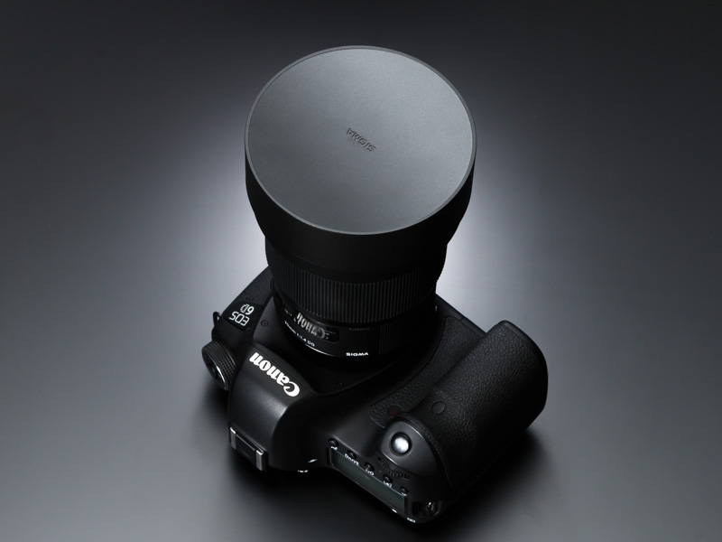 かぶせ式レンズキャップ「LC907-01」が付属。これとは別にオプションとして金属製のかぶせ式レンズキャップ「LC907-02」も用意されている