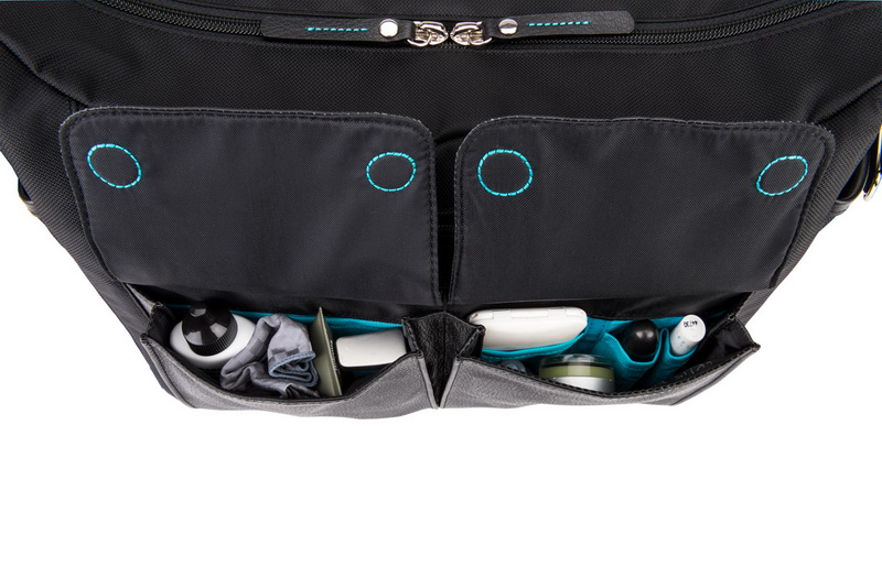 フロントポケットの開閉はマグネット式