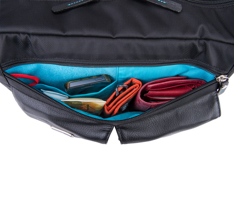 前面外側のジッパーポケット