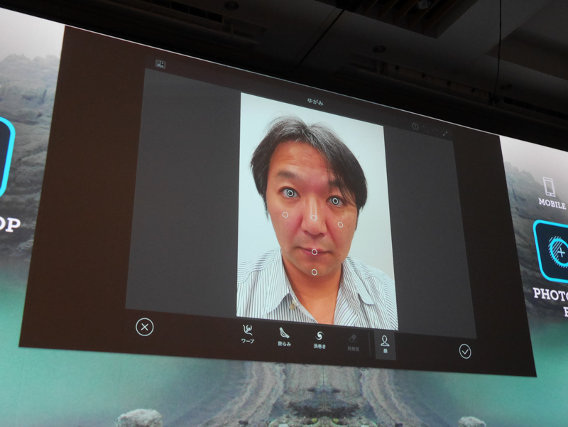 顔の変形も。顔を認識すると、顔の各部に自動的にポイントが打たれる（基調講演のデモより）。