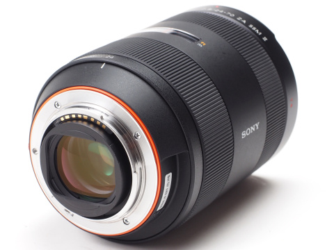 レンズ後面からみたところ。マウント部はもちろん金属製で、ボディ装着時にもガタつくことなど一切なく、精度の高い造りであることを感じることができる