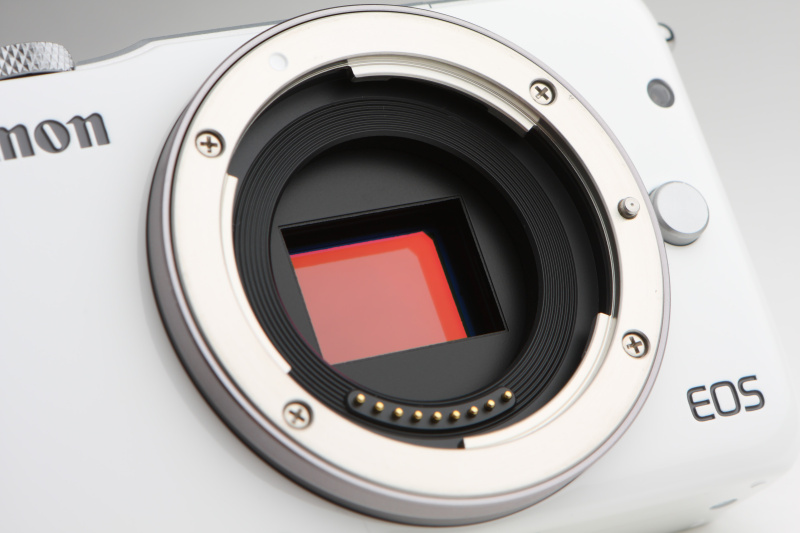 有効1,800万画素CMOSセンサーを搭載する。感度はISO100からISO12800まで。拡張設定によりISO25600相当の撮影も可能とする。映像エンジンには最新のDIGIC 6を採用。