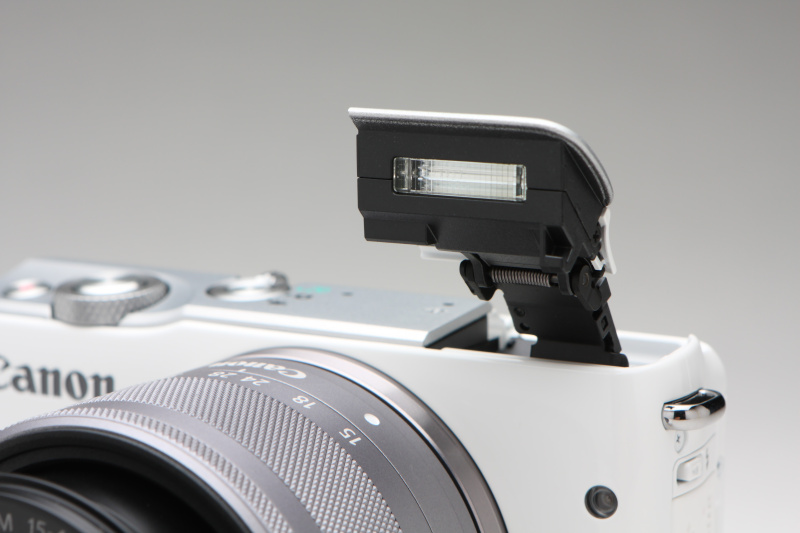 ポップアップ式のストロボを内蔵する。ガイドナンバーは約5（ISO100・m）。新しい標準ズームレンズEF-M 15-45mmの広角24mm相当をカバーする。