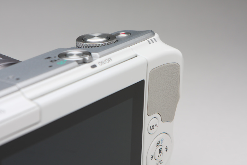 カメラ背面の右手親指がかかる部分は突起が設けられ、より安定したホールディングが可能。その部分に貼られたラバーの指触りもよい。