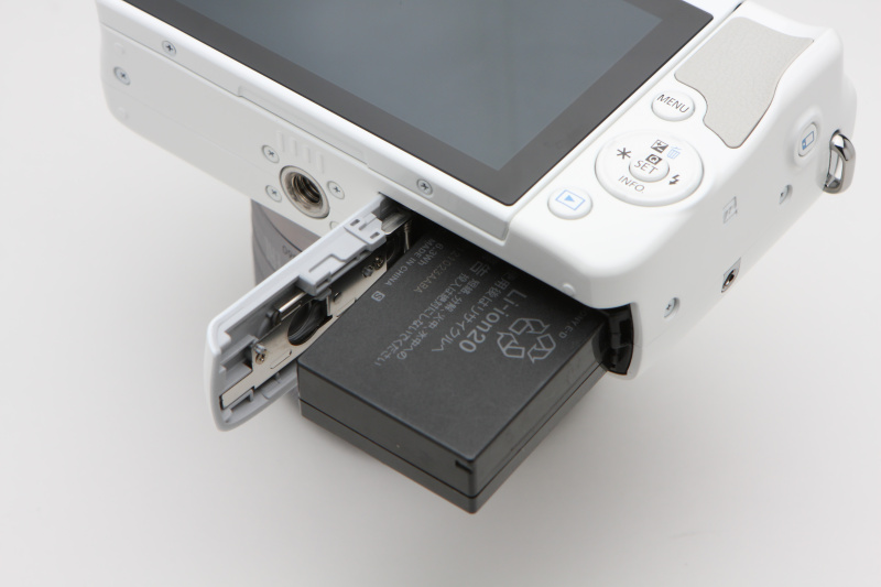 バッテリーはEOS M、EOS M2と同じくLP-E12を使用。CIPA規格準拠の撮影可能枚数は約255枚とする。実際に使用した印象としては、バッテリーの持ちはさほどよいほうではない。