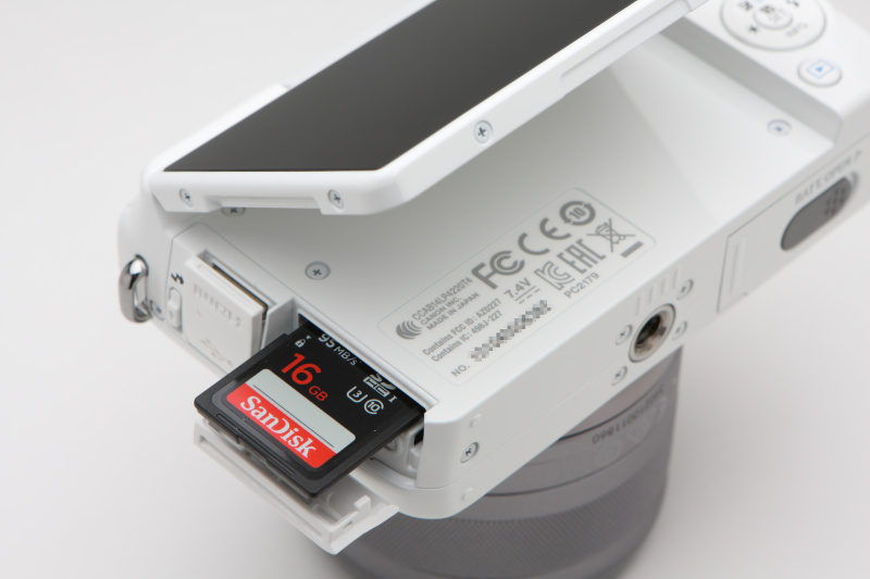 メモリーカードスロットはカメラ左手側の側面に置かれる。このクラスのカメラの場合、バッテリーボックス内にカードスロットがあることが多いので、珍しいといえるだろう。