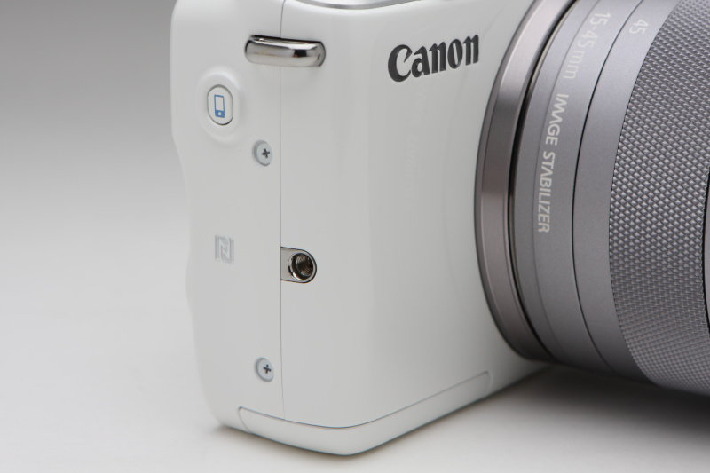 押すだけであらかじめ登録されたスマートフォンと通信を開始するワンタッチスマホボタンを装備。カメラ右手側面にあるネジ穴は、グリップ装着用。