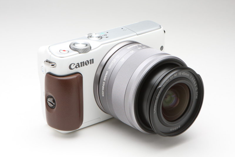 グリップを装着したところ。スマートな印象はややスポイルされるものの、いうまでもなくEOS M10をより確実にホールドできる。カラーはブラウンとベージュをラインナップする。キヤノンオンラインショップ限定のアイテムだ。