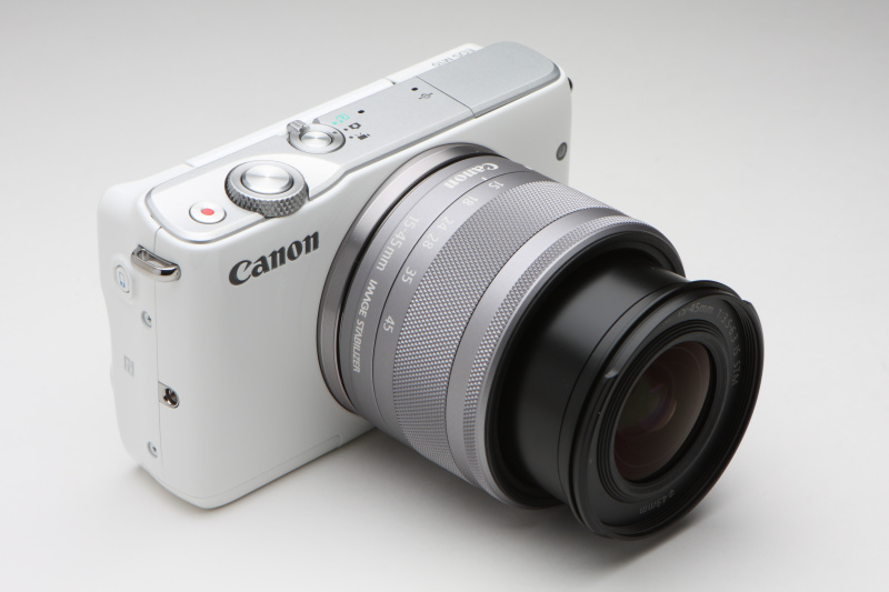 左上より時計まわりに、EF-M 15-45mm F3.5-6.3 IS STMを沈胴したところ、ワイド端15mm、準標準域28mm、テレ端45mmとした状態。