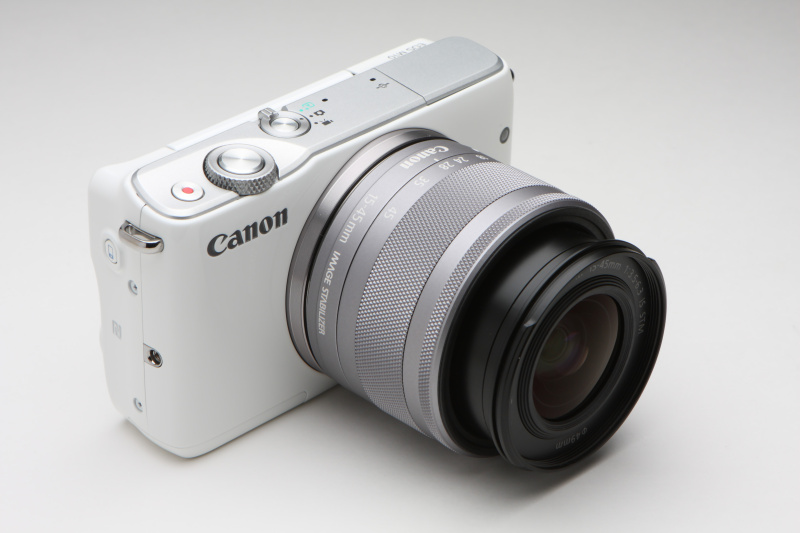 左上より時計まわりに、EF-M 15-45mm F3.5-6.3 IS STMを沈胴したところ、ワイド端15mm、準標準域28mm、テレ端45mmとした状態。