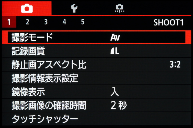 メニュー画面は他のEOSシリーズとほぼ同じデザインとレイアウト。EOSデジタルのユーザーならば初見でも戸惑うことはないだろう。上より撮影メニュー、機能設定メニュー、カスタム機能。