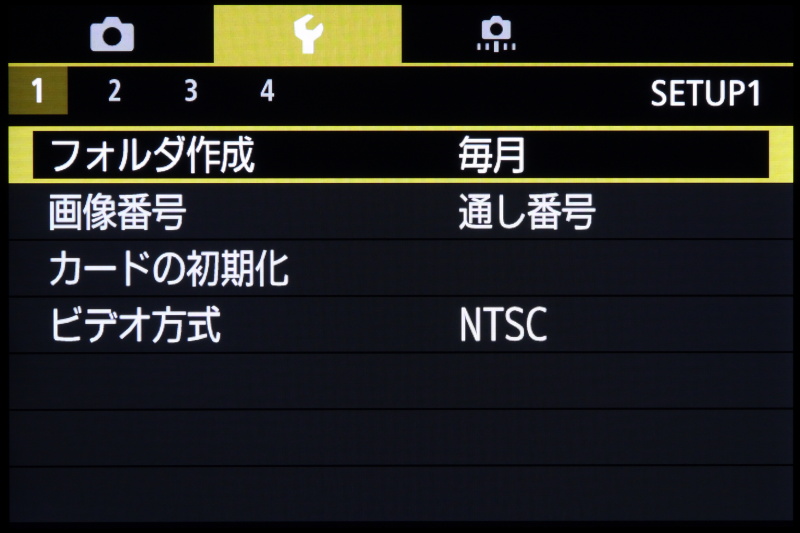 メニュー画面は他のEOSシリーズとほぼ同じデザインとレイアウト。EOSデジタルのユーザーならば初見でも戸惑うことはないだろう。上より撮影メニュー、機能設定メニュー、カスタム機能。