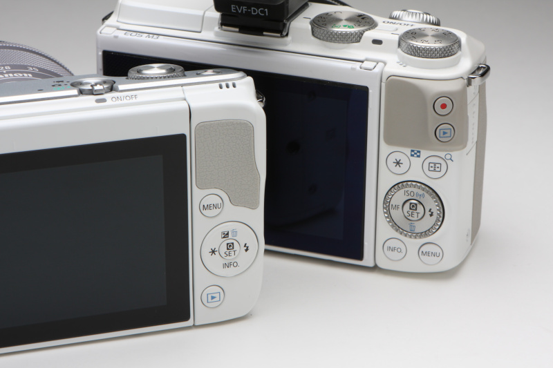 操作部材の違いは大きい。EOS M3の十字コントローラー外周にはコントローラーホイールがあるが、EOS M10では省略されている。
