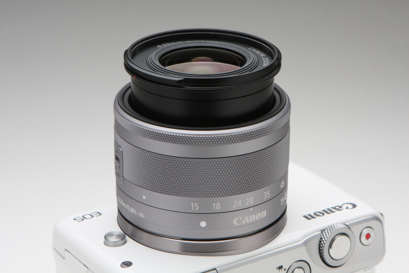 EOS M10と同時に発売の開始されたEF-M15-45mmF3.5-6.3 IS STM。沈胴タイプなので、使用しないときはよりコンパクトとなる。