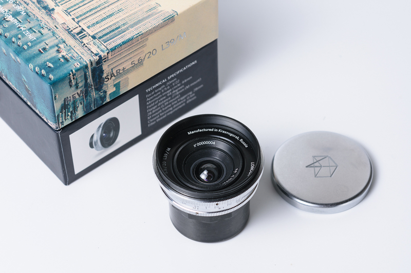 New Russar+と元箱。金属製のフロントキャップとプラスチックのリアキャップ、M/Lリングのほか、ミニ写真集が付属する