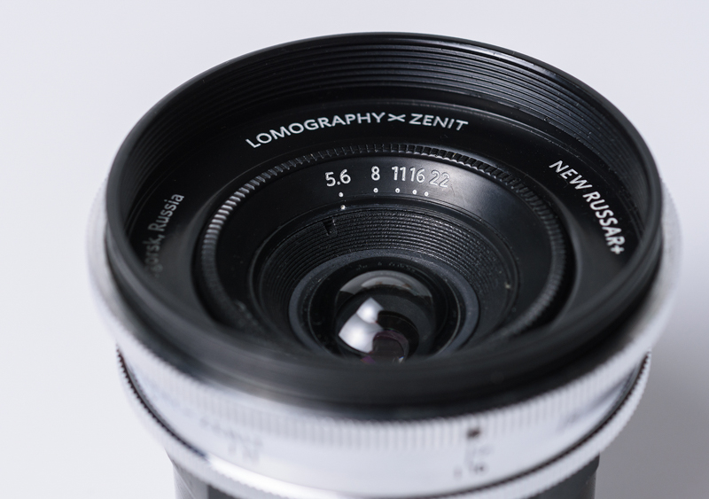 絞りはレンズ前面にある。フィルターは装着可能だが、フィルターを装着すると絞り操作のさいにフィルターを外す必要がある。なお、絞り開放(F5.6)でも絞り羽根が完全に開くわけではない