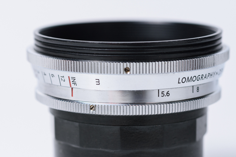 距離指標と被写界深度表示。最短撮影距離は50cm。とても薄いレンズだ